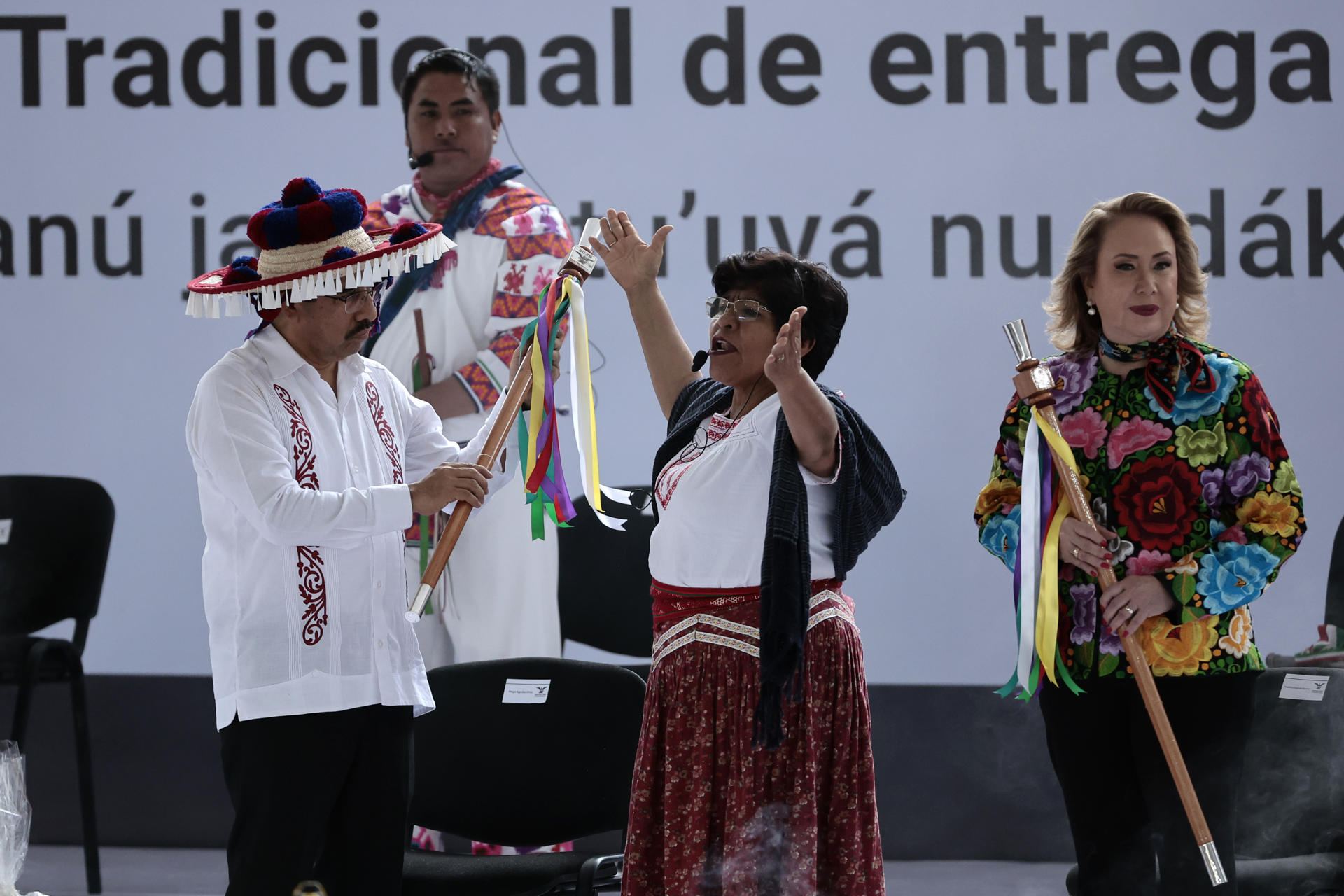 El ministro presidente de la Suprema Corte de Justicia de la Nación (SCJN), Hugo Aguilar (i) y la ministra Yasmín Esquivel (d), participan en la ceremonia de purificación y entrega de bastones de mando y de servicio por parte de los representantes de los pueblos indígenas este lunes, en Ciudad de México (México). EFE/José Méndez