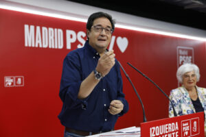 El secretario general del PSOE de Madrid, Óscar López, hace una declaración mientras asiste a la inauguración de la nueva sede del PSOE de Madrid, este sábado. EFE/ Rodrigo Jiménez