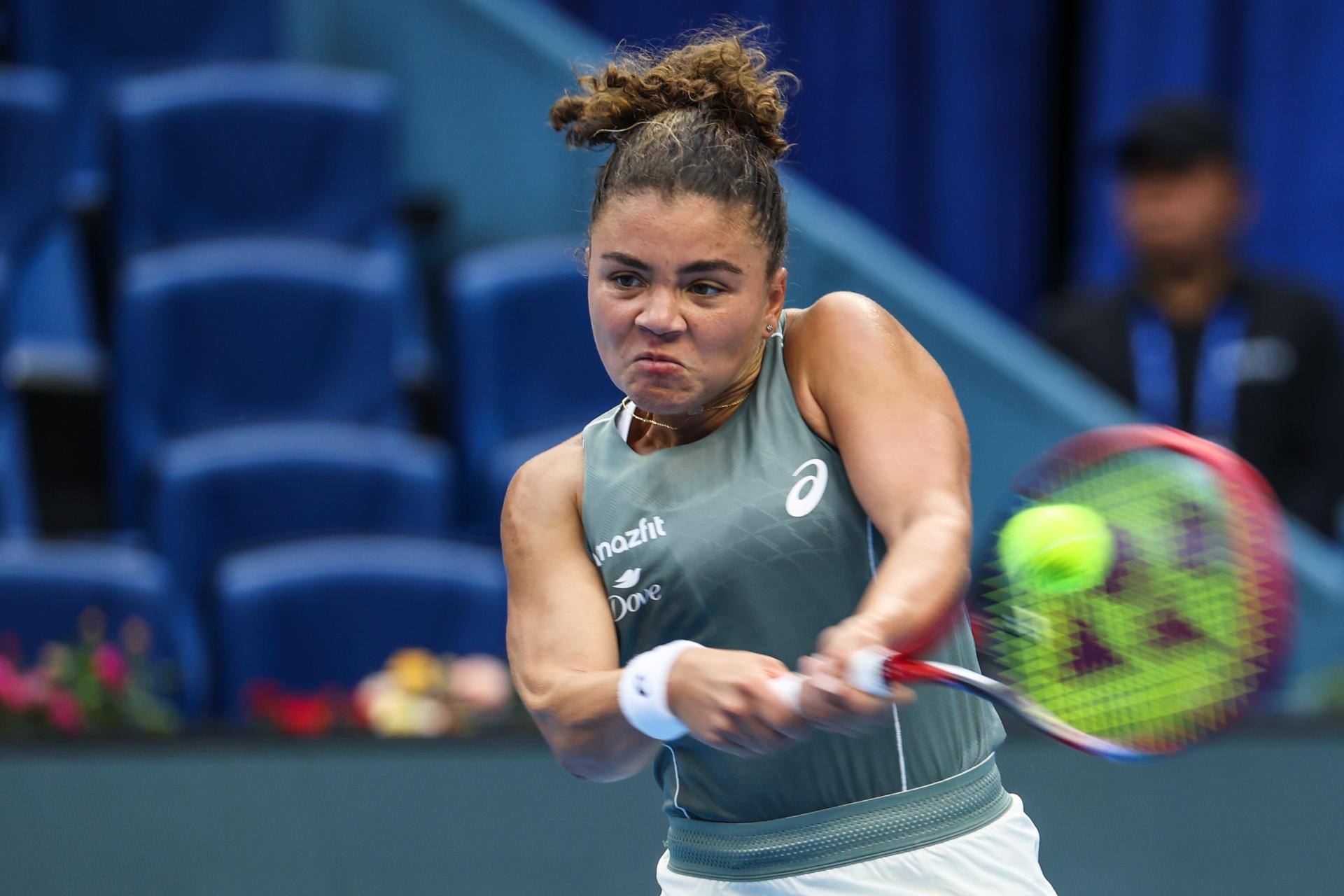 La tenista italiana Jasmine Paolini durante el partido contra la estadounidense Sofia Kenin en el Abierto de China. EFE/EPA/WU HAO
