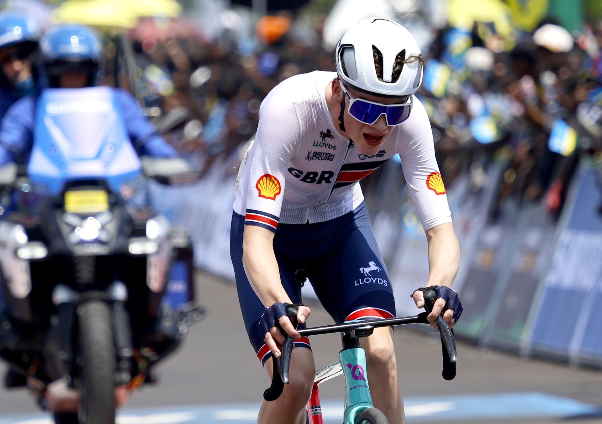 El británico Harry Hudson se proclamó este viernes campeón del mundo júnior de ciclismo en ruta en el Mundial de RuandaEFE/EPA/KIM LUDBROOK