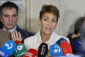 La presidenta del Gobierno de Navarra, María Chivite, atiende a la prensa con motivo de su comparecencia este lunes, en la comisión de investigación del caso Koldo en el Senado, donde PP, Vox y UPN exigen que explique la relación del PSN, el partido que lidera, con la presunta trama de corrupción en la que están investigados, entre otros, José Luis Ábalos y Santos Cerdán, ex secretarios de Organización del PSOE.EFE/ Sergio Perez