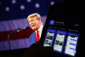 Fotografía ilustración de archivo del presidente Donald Trump y su plataforma Truth Social. EFE/WILL OLIVER
