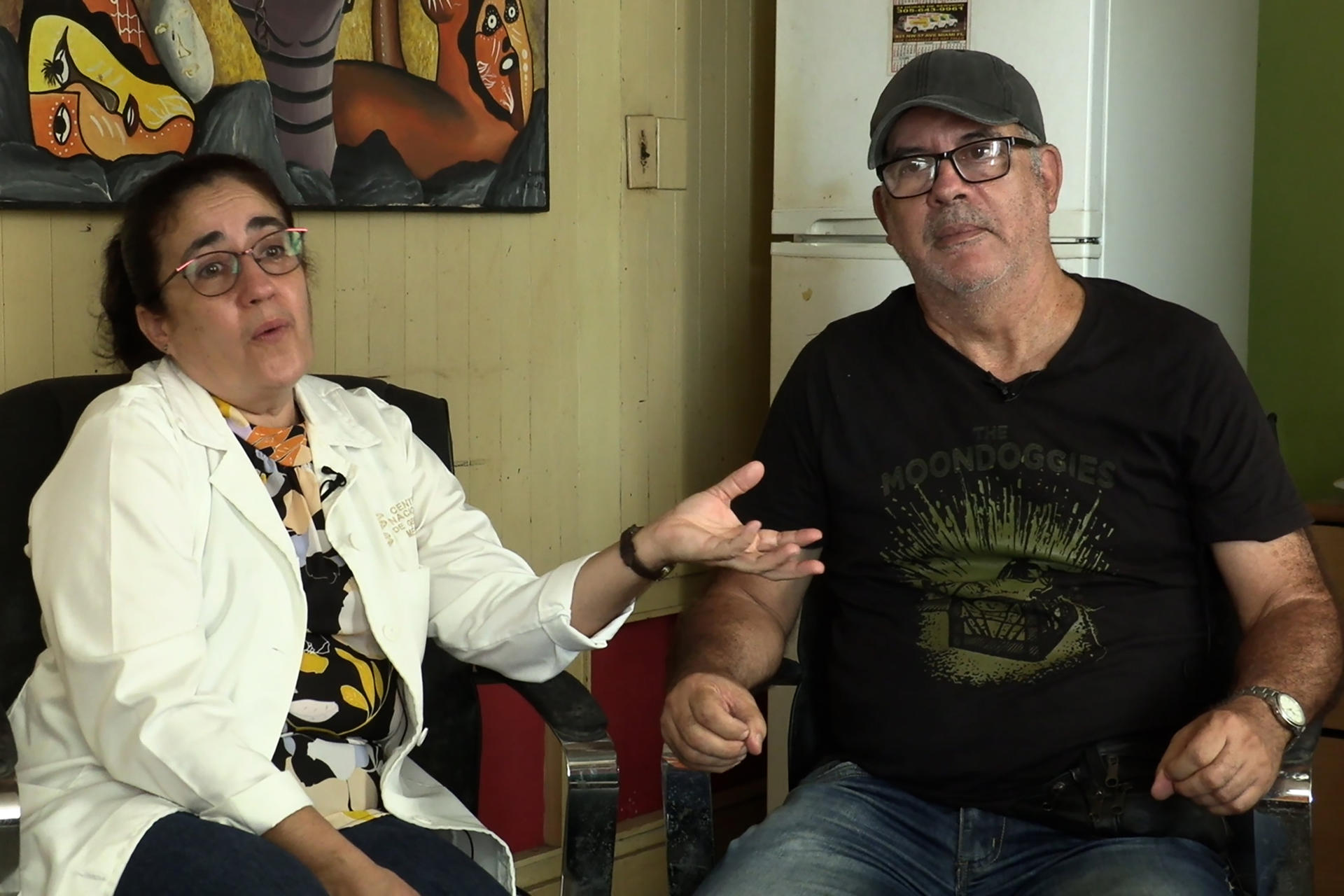 Captura de un video en la que aparecen la genetista Beatriz Marcheco (i) y el director Alejandro Gil, realizadores de la investigación científica y la serie documental ADN Cuba, durante una entrevista con EFE, en La Habana (Cuba). EFE/Felipe Borrego