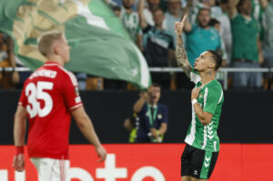 SEVILLA, 24/09/2025.- El delantero del Betis Antony celebra tras anotar el 2-2 del empate durante el encuentro correspondiente a la fase regular de la Liga Europa que disputan hoy miércoles Betis y Nottingham Forest en el estadio de La Cartuja, en Sevilla. EFE/Julio Muñoz