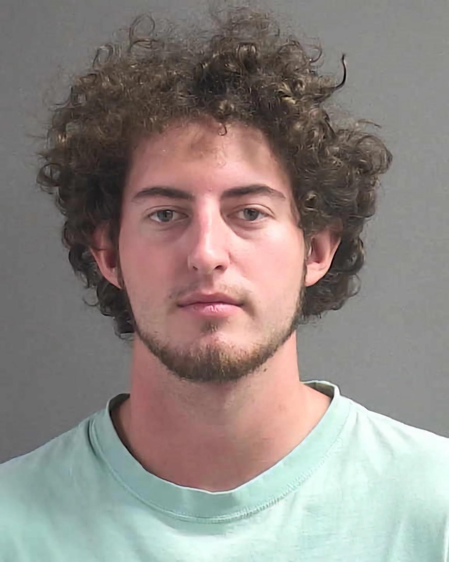 Fotografía de la ficha policial de la cárcel del Condado de Volusia donde aparece Jacob Latreille, de 21 años, que fue capturado en el condado de Brevard, en el centro de Florida (EE.UU.). EFE/Cárcel Condado Volusia