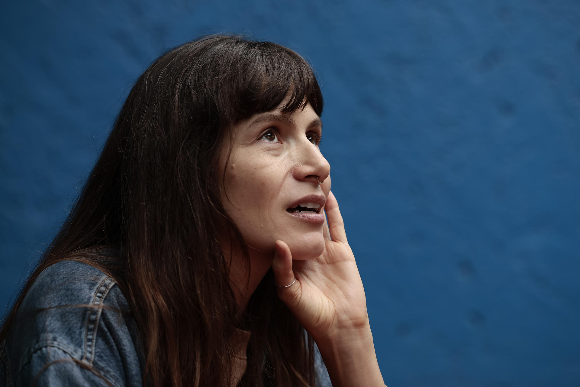La escritora colombiana Mariana Matija habla durante una entrevista con EFE, en Ciudad de México (México). EFE/ José Méndez
