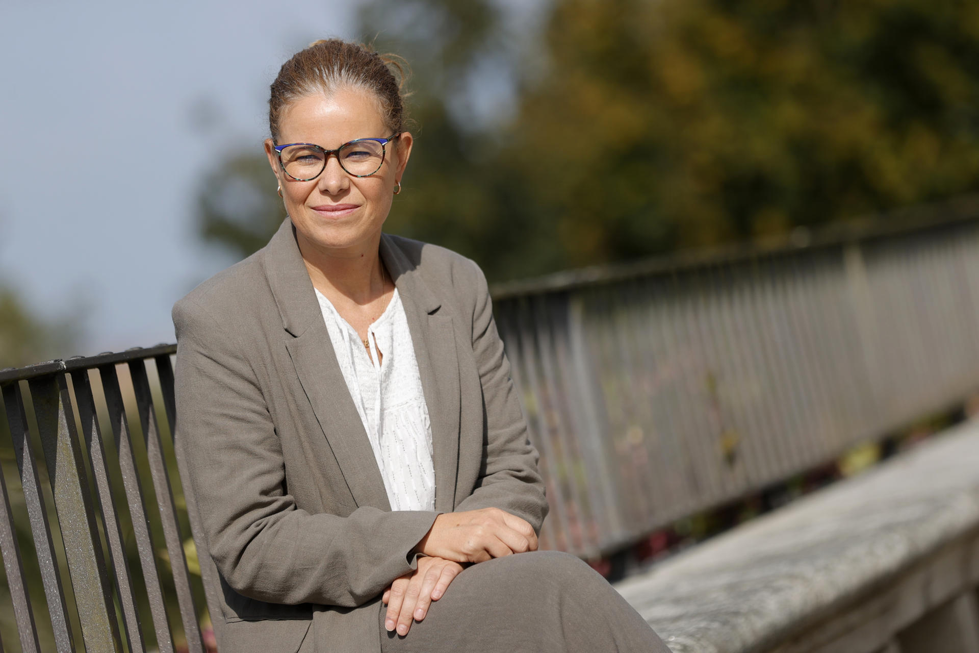 La directora del área de Desarrollo Rural de la Fundación Juana de Vega, Beatriz Suárez Sánchez, durante la entrevista concedida a EFE, donde desgrana los objetivos fundamentales del proyecto piloto Caprif-cc, enfocado en una gestión multifuncional de los recursos del monte para que pueda ser rentable y, a la vez, hacerse resiliente frente a los incendios forestales y el cambio climático. EFE/Cabalar