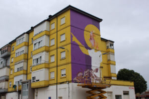 Artistas de lo urbano de España y otros países, tanto del grafiti como del hip-hop, son estos días partícipes de la regeneración urbana de la ciudad de Torrelavega, cuyos vecinos ha promovido esa iniciativa, junto con el Ayuntamiento, para dar otra vida a las fachadas de sus edificios. La idea de este Festival Regenerarte busca revitalizar y dinamizar la ciudad mediante nueve murales y otras expresiones de arte urbano, en cuatro jornadas de grafiti y música en directo, desde hasta el mañana, sábado. EFE/Eva García
