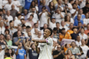 El defensa brasilero del Real Madrid Éder Gabriel Militão celebra el primer gol conseguido ante el RCD Espanyol, durante el partido de la jornada 5 de LaLiga EA Sports, que disputan el Real Madrid y el RCD Espanyol, en el estadio Santiago Bernabéu de la capital española. EFE/Sergio Pérez