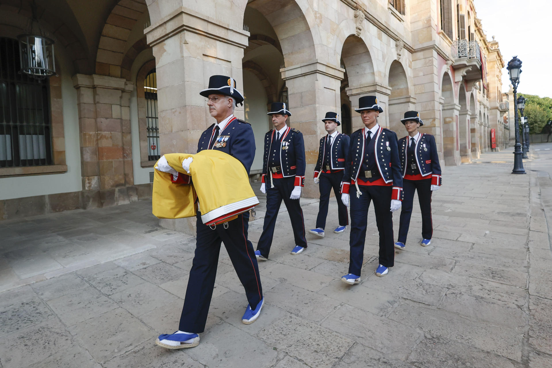 El Parlamento de Cataluña inaugura las celebraciones oficiales de la Diada con un acto solemne de izada de la 'senyera', encabezado por el presidente de la cámara catalana, Josep Rull, y el presidente de la Generalitat, Salvador Illa, que protagoniza el discurso institucional con motivo del 11 de septiembre. EFE/ Quique García
