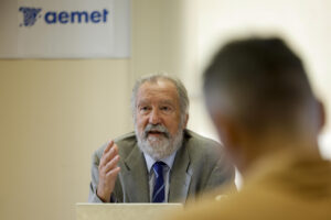 El delegado de la Agencia Estatal de Meteorología (Aemet) en la Comunitat Valenciana, Jorge Tamayo, informa en una rueda de prensa del resumen del verano climático 2025, el balance del año hidrológico y la tendencia de la predicción estacional. EFE/Biel Aliño