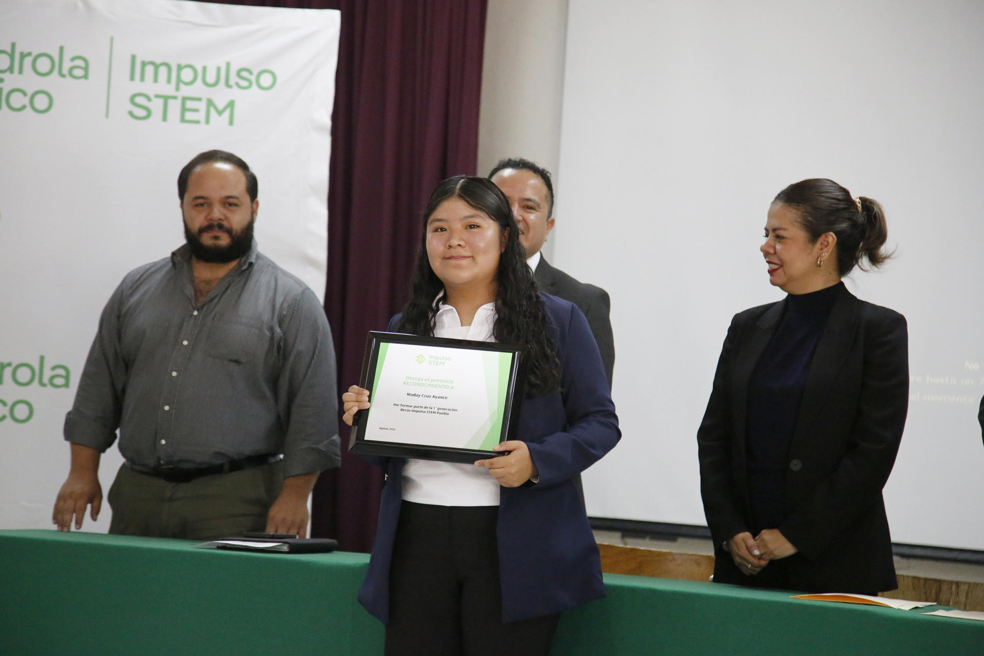 Beneficiaria de las 11 becas Impulso STEM posando en Ciudad de México (México). EFE/ Iberdrola México /SOLO USO EDITORIAL/ NO VENTAS/ SOLO DISPONIBLE PARA ILUSTRAR LA NOTICIA QUE ACOMPAÑA (CRÉDITO OBLIGATORIO)

