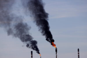 Imagen de archivo de dos chimeneas de una refinería. EFE/Cabalar