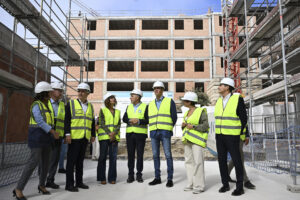 El presidente del Gobierno, Pedro Sánchez, ha visitado esta mañana, en Málaga, las obras de una promoción de 530 viviendas de alquiler asequible, que se están construyendo en el distrito Teatinos-Universidad. EFE/Pool Moncloa/Borja Puig de la Bellacasa  *****SOLO USO EDITORIAL/SOLO DISPONIBLE PARA ILUSTRAR LA NOTICIA QUE ACOMPAÑA (CRÉDITO OBLIGATORIO) *****
