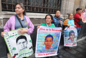Familiares y amigos de los 43 de Ayotzinapa, a su salida del Palacio Nacional después de reunión con la presidenta de México, Claudia Sheinbaum este jueves, en Ciudad de México (México) . EFE/Mario Guzmán