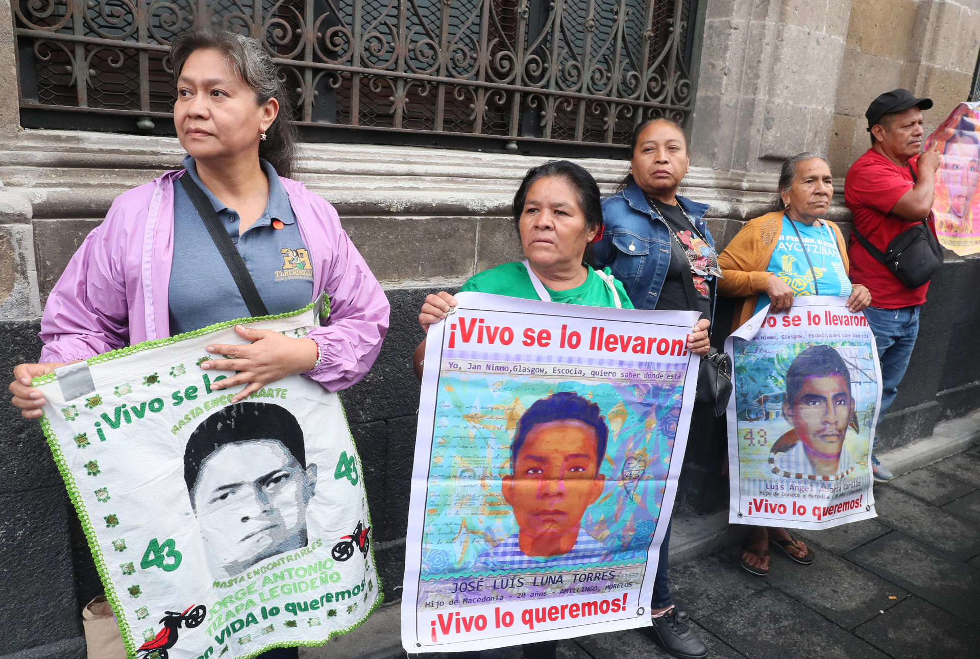 Familiares y amigos de los 43 de Ayotzinapa, a su salida del Palacio Nacional después de reunión con la presidenta de México, Claudia Sheinbaum este jueves, en Ciudad de México (México) . EFE/Mario Guzmán