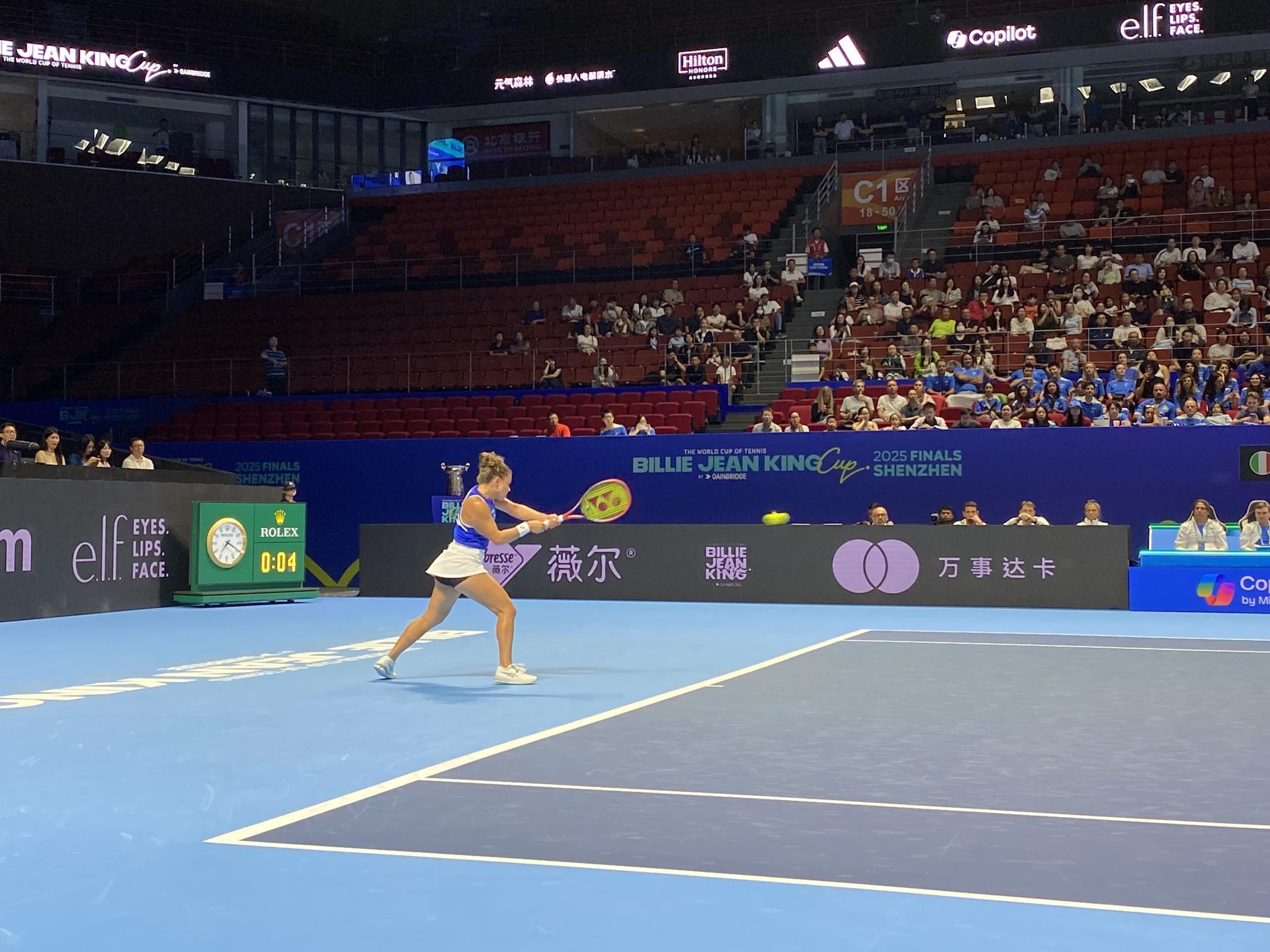 La inconmensurable Jasmine Paolini le dio a la selección italiana un soplo de aire fresco tras conseguir una gran remontada ante la ucraniana Elina Svitolina por 3-6, 6-4 y 6-4, que manda la eliminatoria al partido de dobles para pelear por un puesto en la final de la Copa Billie Jean King. EFE/Claudio Luca Rosa