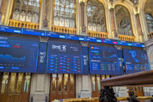 La Bolsa española ha avanzado el 0,87 % este jueves, por encima de los 14.900 puntos, animada por la moderación en el incremento de la rentabilidad de la deuda a muy largo plazo y a la espera de que se publiquen mañana los datos de empleo en Estados Unidos (EE.UU.). EFE/ Vega Alonso