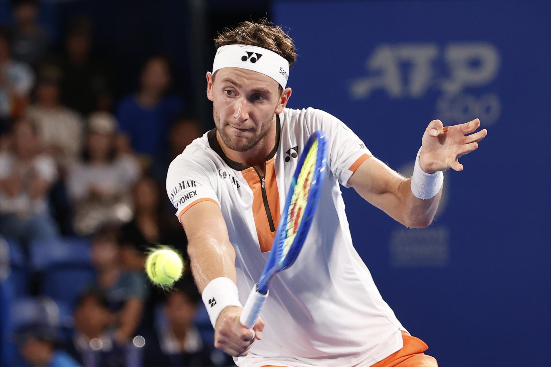 El tenista noruego Casper Ruud en acción durante la semifinal contra el español Carlos Alcaraz en el torneo de Tokio, Japón. EFE/EPA/RODRIGO REYES MARIN