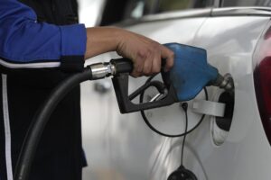 Foto de archivo que muestra a un hombre poniéndole combustible a un vehículo en Quito (Ecuador). EFE/ Bienvenido Velasco