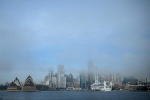 Imagen de archivo tomada el 2 de junio de 2025 que muestra la Ópera de Sídney (Australia) y el centro de la ciudad, mientras niebla se disipa. EFE/EPA/BIANCA DE MARCHI AUSTRALIA Y NUEVA ZELANDA FUERA
