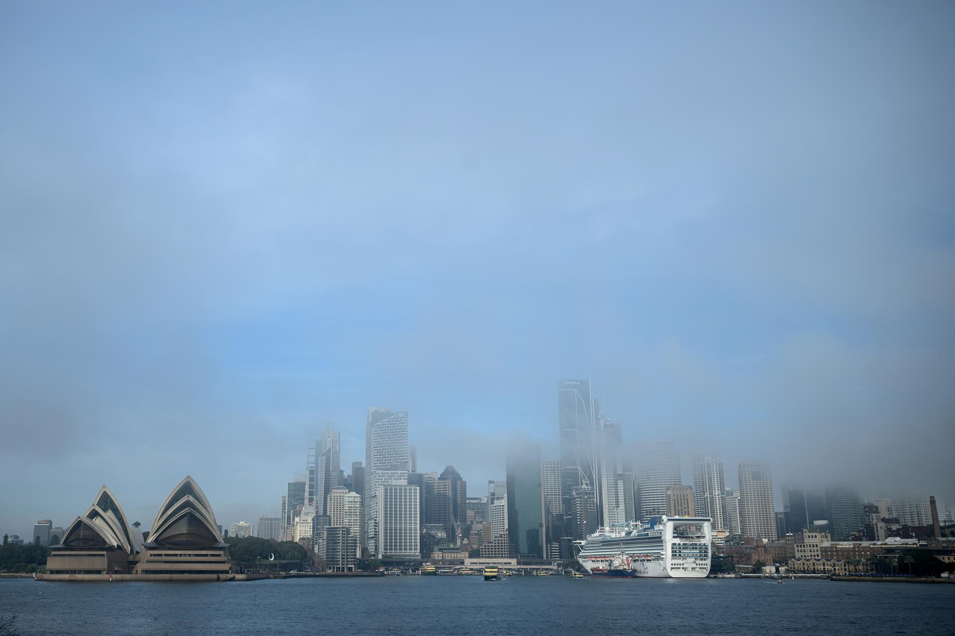 Imagen de archivo tomada el 2 de junio de 2025 que muestra la Ópera de Sídney (Australia) y el centro de la ciudad, mientras niebla se disipa. EFE/EPA/BIANCA DE MARCHI AUSTRALIA Y NUEVA ZELANDA FUERA