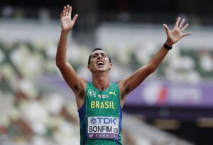 El brasileño Caio Bonfim se proclamó este sábado campeón del mundo de 20 kilómetros marcha en Tokio. EFE/EPA/FRANCK ROBICHON