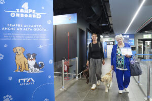 La aerolínea ITA Airways realizó este martes el primer vuelo en Italia con perros de gran tamaño en cabina, un paso inédito en el transporte aéreo de mascotas que contó con la presencia del vicepresidente y ministro de Transportes, Matteo Salvini, informaron la compañía y la Autoridad Nacional de Aviación Civil (ENAC). EFE/ Aeropuerto De Roma (ADR) SOLO USO EDITORIAL/SOLO DISPONIBLE PARA ILUSTRAR LA NOTICIA QUE ACOMPAÑA (CRÉDITO OBLIGATORIO)