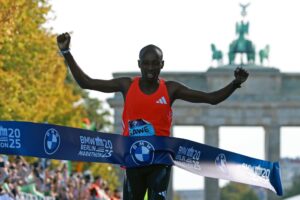 El atleta keniano Sabastian Sawe gana la carrera masculina de la 51ª Maratón de Berlín, Alemania. EFE/EPA/CLEMENS BILAN