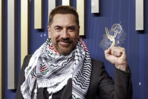 El actor Javier Bardem a su llegada a la ceremonia de entrega de los premios Emmy este domingo. EFE/EPA/CAROLINE BREHMAN