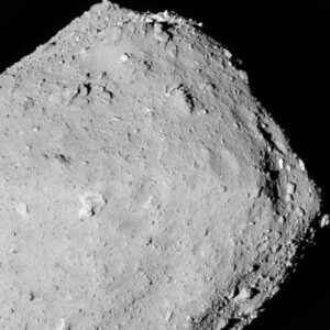 Un equipo internacional de investigadores  ha comprobado que el agua líquida fluyó en un antiguo asteroide -el que dio lugar a 'Ryugu', un cuerpo mucho menor pero cercano a la Tierra-. En la imagen el asteroide 'Ryugu'. Imagen: Jaxa/Universidad de Tokio.