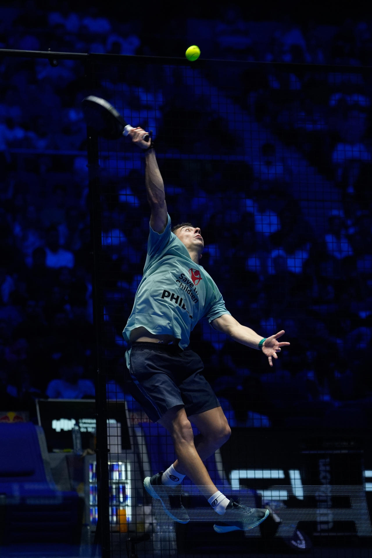 El jugador Martín Di Nenno, pareja de Leo Augsburger, devuelve una bola a la pareja Arturo Coello/Agustín Tapia durante la Final masculina ante en el IV torneo internacional Premier Pádel P1, este domingo en el Movistar Arena de Madrid. EFE/Borja Sanchez-Trillo