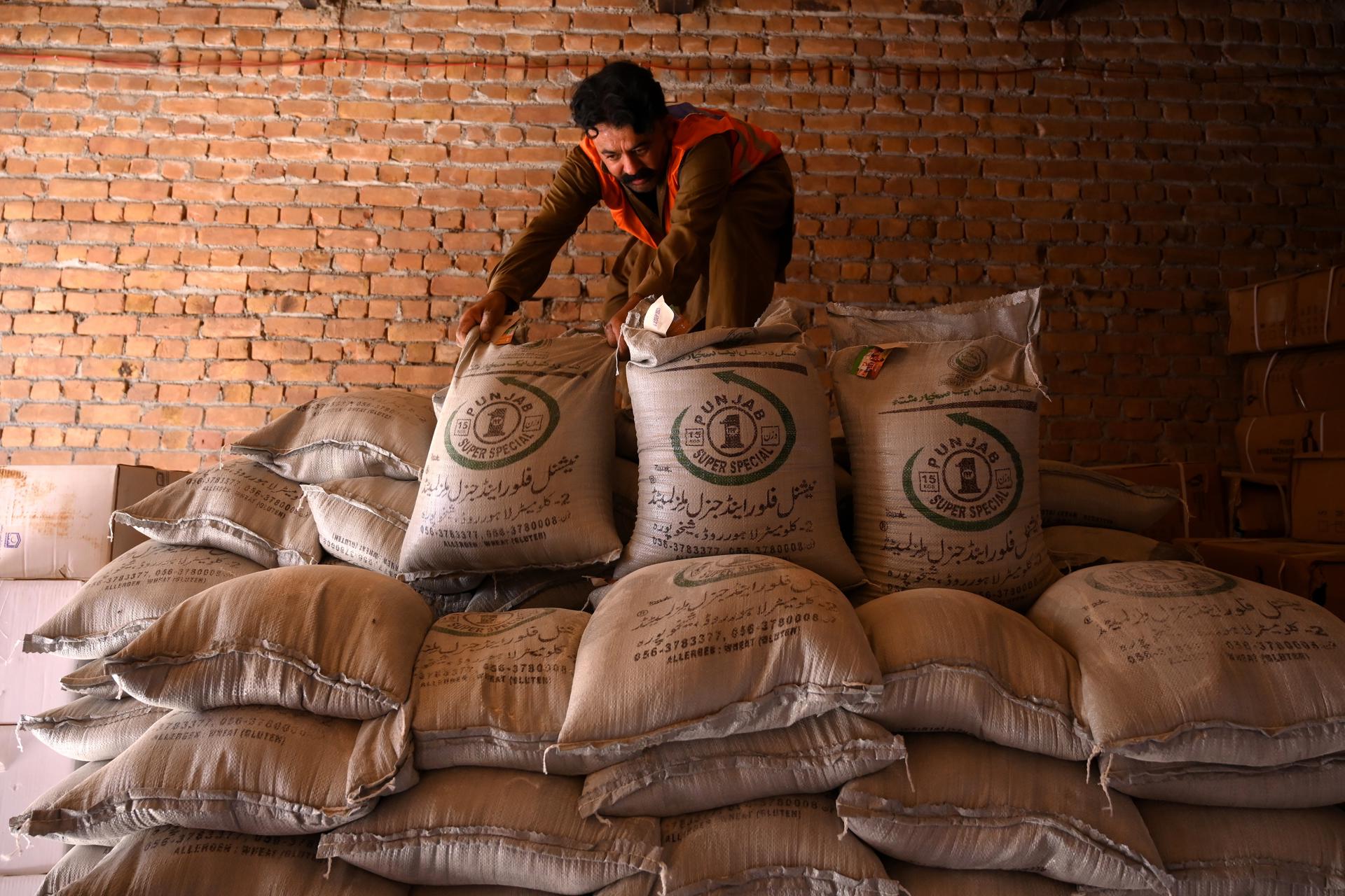 Un voluntario de una fundación ordena alimentos y productos para su distribución entre los damnificados por las inundaciones en Pakistán. EFE/EPA/ARSHAD ARBAB
