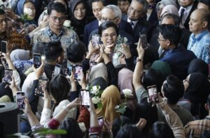 JAKARTA (Indonesia), 09/09/2025.- Former Indonesia Finance Minister Sri Mulyani Indrawati (C) receives flowers from finance ministry employees after the handover ceremony in Jakarta, Indonesia, 09 September 2025. The Indonesian President also appointed a new Minister for the Protection of Indonesian Migrant Workers Mukhtaruddin, Minister of Cooperatives Ferry Juliantono, Minister of Hajj and Umrah Mochamad Irfan Yusuf and Vice Minister of Hajj and Umrah Dahnil Anzar Simanjuntak. EFE/EPA/BAGUS INDAHONO
