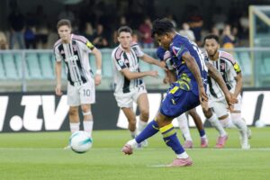 El jugador del Verona Gift Orban convierte el penalti del 1-1 durante el partido de la Serie A que han jugado Hellas Verona y Juventus, en Verona Italia. EFE/EPA/Emanuele Pennacchio
