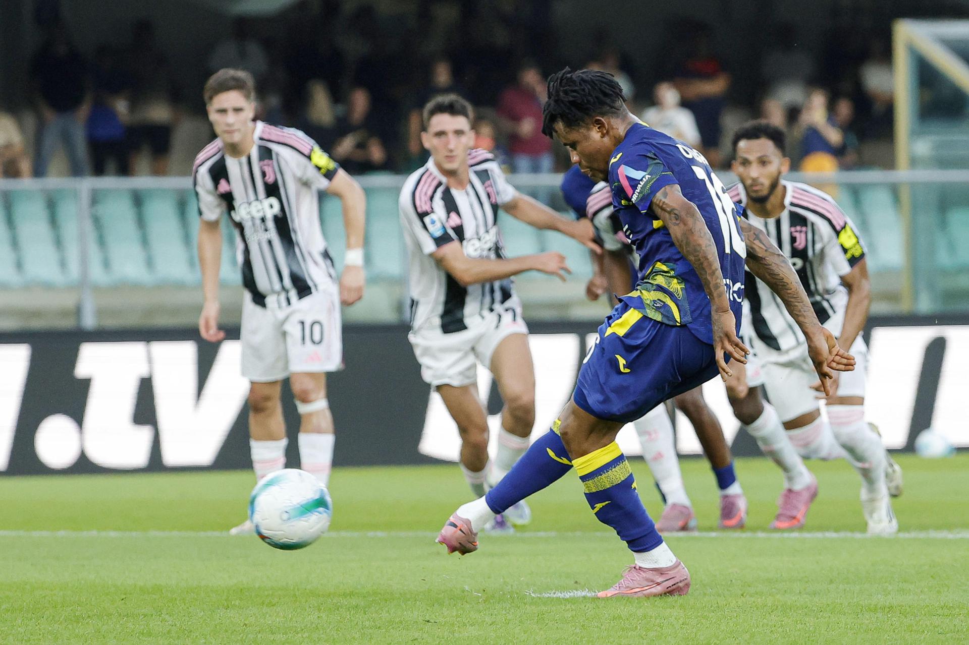 El jugador del Verona Gift Orban convierte el penalti del 1-1 durante el partido de la Serie A que han jugado Hellas Verona y Juventus, en Verona Italia. EFE/EPA/Emanuele Pennacchio
