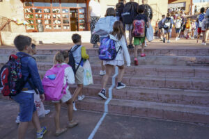 Varios niños acceden a sus aulas en Plasencia (Cáceres) EFE/ Eduardo Palomo