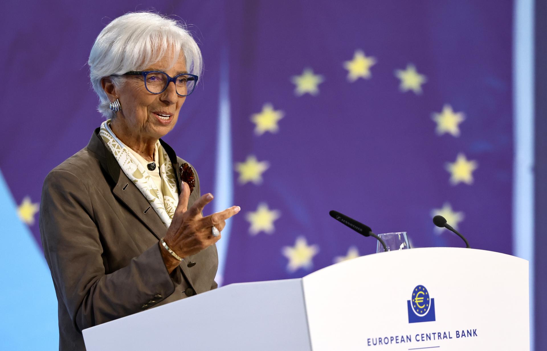 La presidenta del Banco Central Europeo (BCE), Christine Lagarde este jueves en la rueda de prensa tras la reunión para mantener en pausa los tipos de interés en la eurozona.   EFE/EPA/RONALD WITTEK