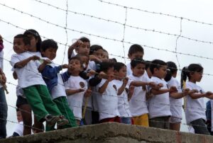 Fotografía de archivo de un grupo de niños de una escuela en un asentamiento de desplazados por el conflicto armado, en Soacha (Colombia). EFE/Mauricio Dueñas