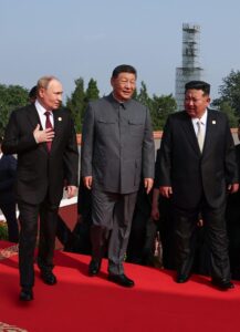 (De izquierda a derecha) El presidente ruso, Vladimir Putin, el presidente chino, Xi Jinping, y el líder norcoreano, Kim Jong-un llegan para asistir al desfile militar que marca el 80º aniversario de la victoria en la Guerra Popular de Resistencia China contra la Agresión Japonesa y el final de la Segunda Guerra Mundial, en la Plaza de Tiananmen, en Pekín, el 3 de septiembre de 2025. EFE/EPA/ALEXANDER KAZAKOV/SPUTNIK/KREMLIN POOL MANDATORY CREDIT