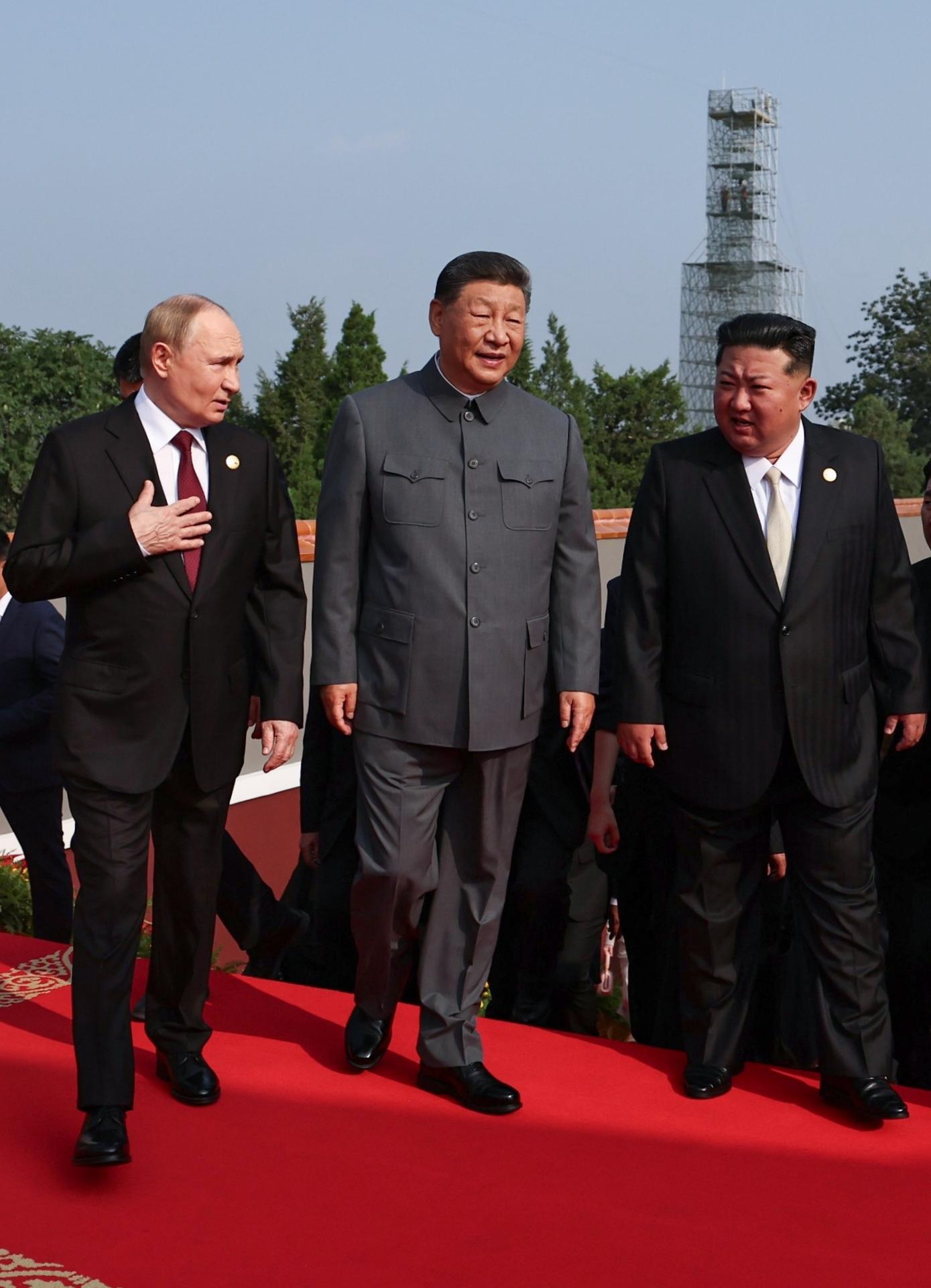 (De izquierda a derecha) El presidente ruso, Vladimir Putin, el presidente chino, Xi Jinping, y el líder norcoreano, Kim Jong-un llegan para asistir al desfile militar que marca el 80º aniversario de la victoria en la Guerra Popular de Resistencia China contra la Agresión Japonesa y el final de la Segunda Guerra Mundial, en la Plaza de Tiananmen, en Pekín, el 3 de septiembre de 2025. EFE/EPA/ALEXANDER KAZAKOV/SPUTNIK/KREMLIN POOL MANDATORY CREDIT