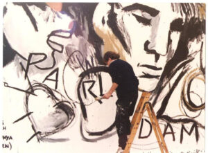 El artista español Ignasi Blanch pinta el mural 'Parlo d'amor' (Hablo de amor) en la East Side Gallery, en 1990, la sección del muro de Berlín cubierto con coloridos murales que cumple 35 años, con la idea inicial de que fuera un proyecto efímero, pero se ha convertido en un legado cultural que perdura en el tiempo. En su mural, Blanch asegura a EFE que habla de "diversidad, de la libertad, llamar a quien quieras de un modo libre y con tranquilidad", pero asegura que esto sigue siendo delito en muchos países y que es un tema "de moda" por "lo difícil que es otra vez". EFE/ Ignasi Blanch SOLO USO EDITORIAL/SOLO DISPONIBLE PARA ILUSTRAR LA NOTICIA QUE ACOMPAÑA (CRÉDITO OBLIGATORIO)