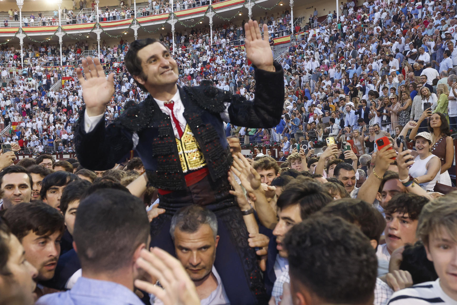 El diestro Morante de la Puebla sale a hombros tras la Corrida de la Beneficencia, el pasado 8 de junio en la Monumental de Las Ventas, en Madrid. EFE/Juanjo Martín