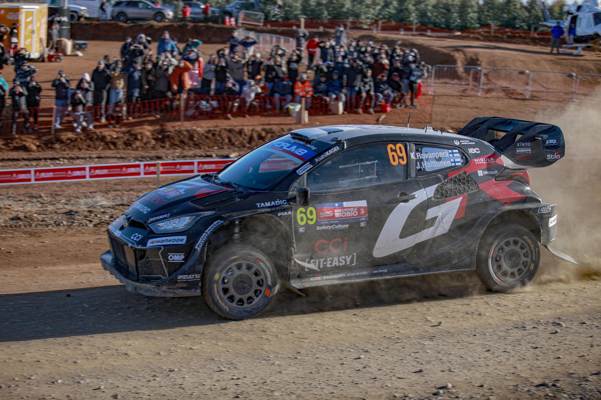Los finlandeses Kalle Rovanpera y Jonne Halttunen, del equipo Toyota Gazoo Racing, compiten durante el Campeonato Mundial de Rallies en Concepción (Chile). EFE/ Ignacio Vásquez
