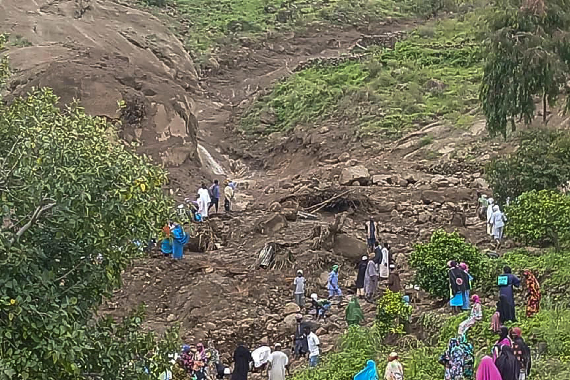 Imágenes publicadas por el Portavoz oficial de la Coordinación General para Desplazados y Refugiados de Jebel Marra en Facebook que muestran el deslizamiento que ha dejado más de mil muertos en estas montañas de Darfur. El Gobernador de la región sudanesa de Darfur, Minni Arko Minawi, pidió este martes "ayuda internacional urgente" tras la muerte de alrededor de mil personas en un deslizamiento de tierra que sepultó una aldea en esa región del oeste del país africano. EFE/ Portavoz Oficial De La Coordinación General Para Desplazados Y Refugiados De Jebel Marra Via Facebook SOLO USO EDITORIAL/SOLO DISPONIBLE PARA ILUSTRAR LA NOTICIA QUE ACOMPAÑA (CRÉDITO OBLIGATORIO)