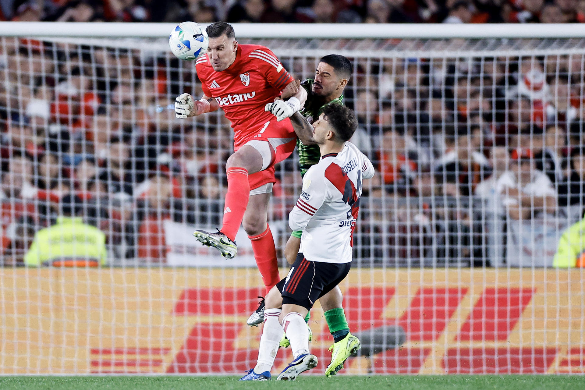 Franco Armani (i), de River Plate, cabecea el balón durante un partido de los octavos de final de la Copa Libertadores. EFE/Juan Ignacio Roncoroni