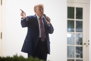 El presdidente de Estados Unidos, Donald Trump, fue captado el pasado 5 de septiembre, durante una cena con miembros del Congreso, en los jardines de la Casa Blanca, en Washington DC (EE.UU.). EFE/Francis Chung/Pool
