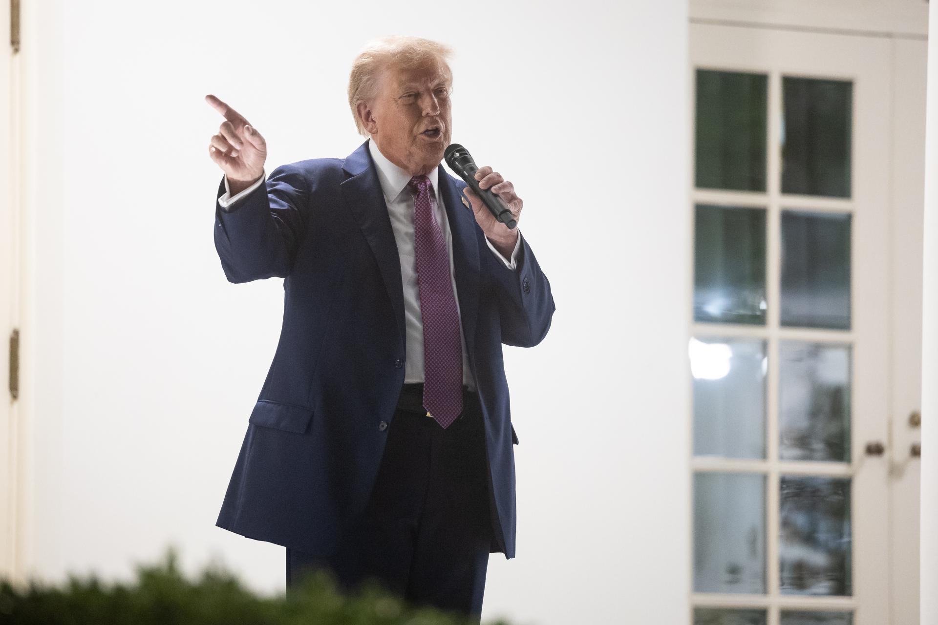 El presdidente de Estados Unidos, Donald Trump, fue captado el pasado 5 de septiembre, durante una cena con miembros del Congreso, en los jardines de la Casa Blanca, en Washington DC (EE.UU.). EFE/Francis Chung/Pool
