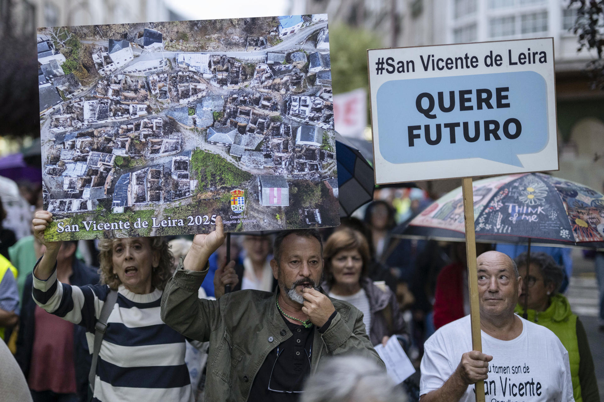 Vecinos de Valdeorras salen a la calle para reclamar respeto y futuro tras los incendios este jueves, en el municipio gallego. EFE/ Brais Lorenzo