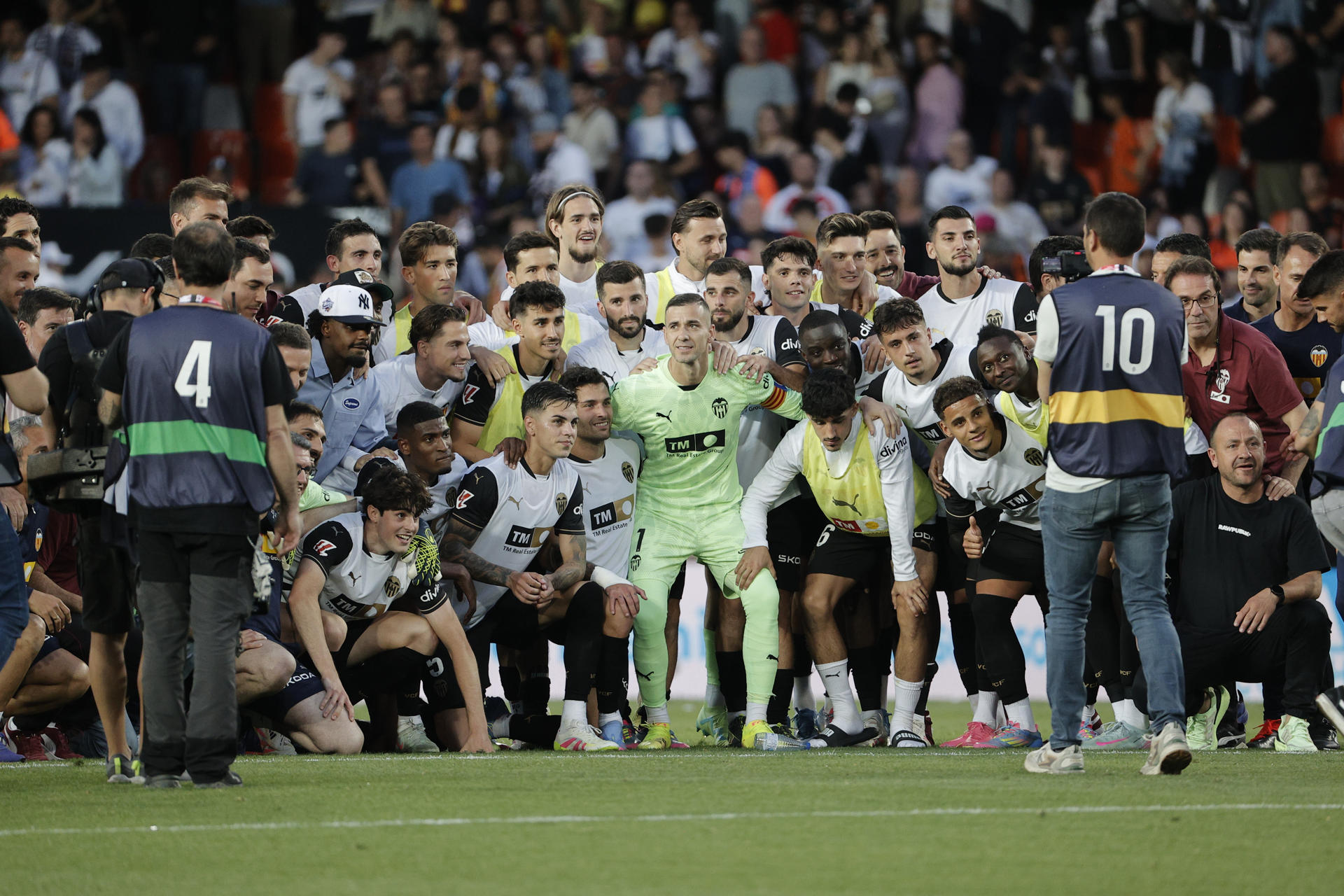 Los jugadores del Valencia CF rodean al portero Jaume Domenech, en su despedida tras el partido de la jornada 37 de LaLiga ante el Athletic Club, en Mestalla, el 18 de mayo de 2025. EFE/Manuel Bruque